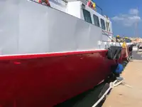 Konttilaiva myynnissä