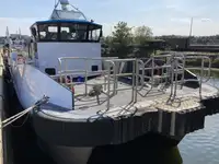 Konttilaiva myynnissä