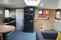Kelluva hotelli myynnissä