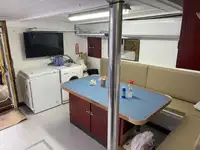Konttilaiva myynnissä