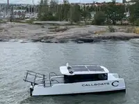 Konttilaiva myynnissä
