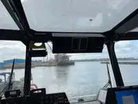 Konttilaiva myynnissä