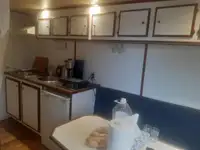 Konttilaiva myynnissä