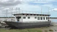 Asuntolaiva myynnissä
