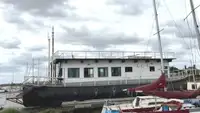 Asuntolaiva myynnissä