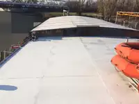 Konttilaiva myynnissä