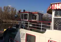 Konttilaiva myynnissä