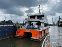 Konttilaiva myynnissä