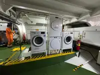 Konttilaiva myynnissä