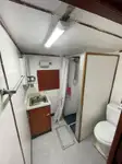 Konttilaiva myynnissä