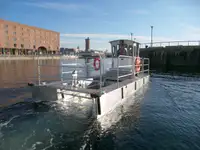 Konttilaiva myynnissä