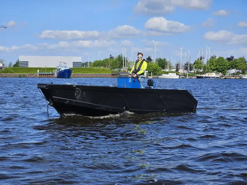 Konttilaiva myynnissä