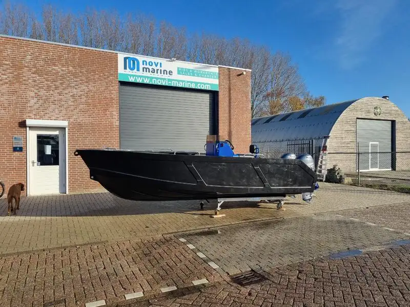 Konttilaiva myynnissä