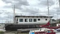 Asuntolaiva myynnissä