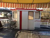Konttilaiva myynnissä