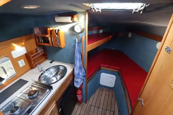 Partiovene Myytävänä